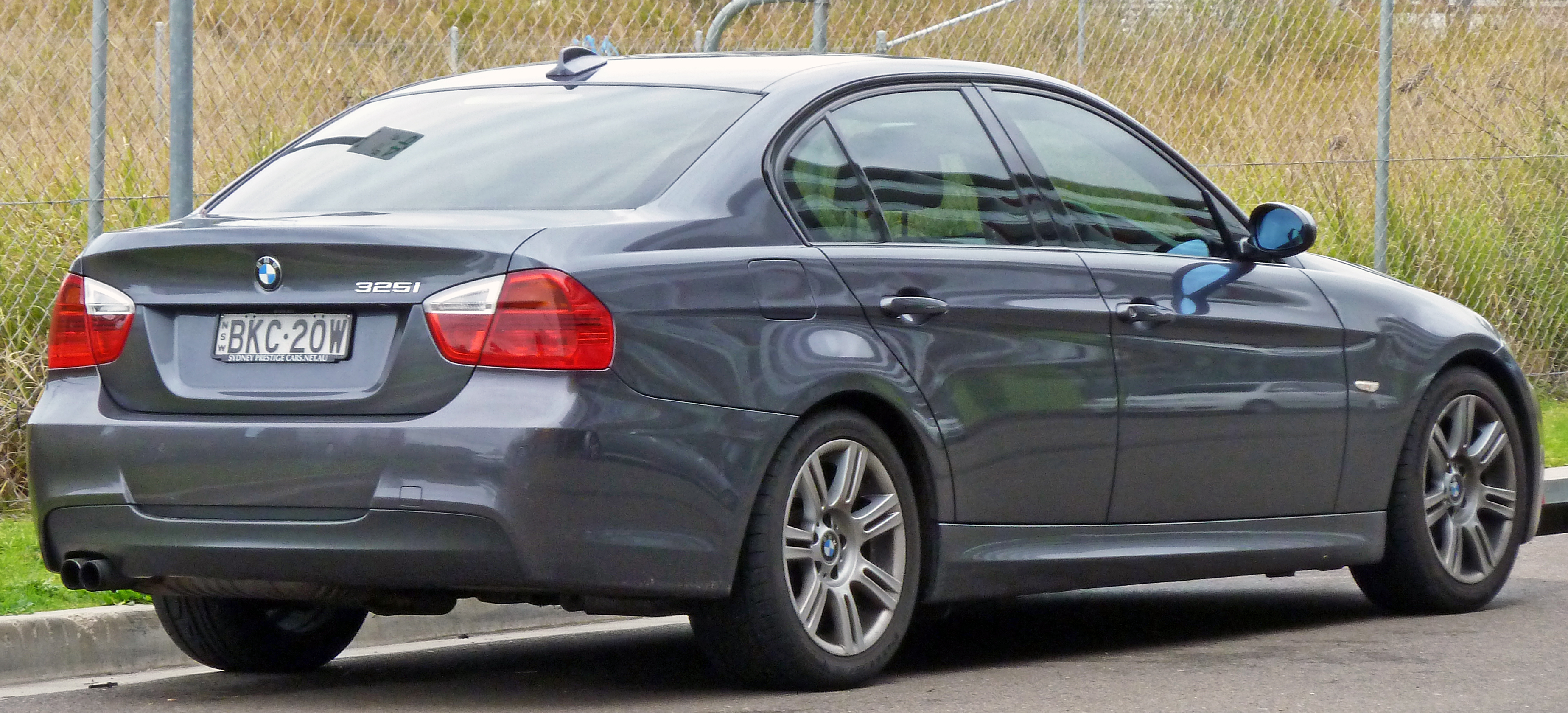 2005-2008_BMW_325i_(E90)_sedan_03.jpg